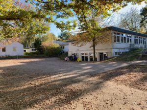 Schulgebäude Grundschule Wangelist Schulhof